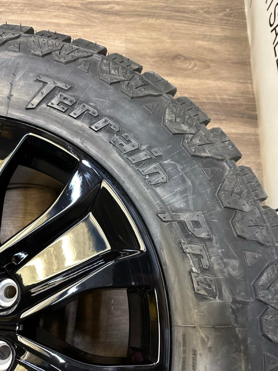 275/70/18 Tires 18x8.5 Replika R250 Rims 6x135 Ford F150
