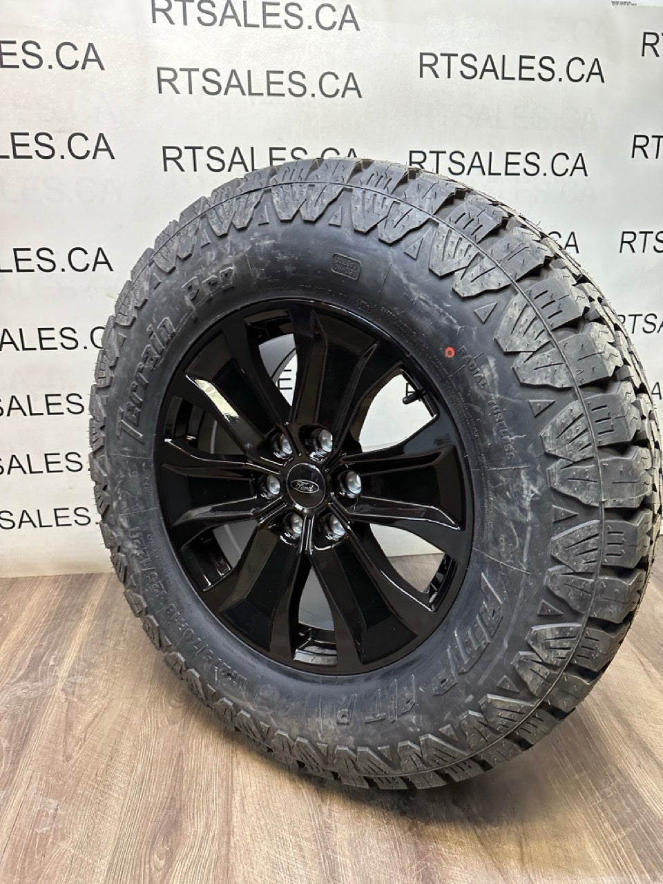 275/70/18 Tires 18x8.5 Replika R250 Rims 6x135 Ford F150
