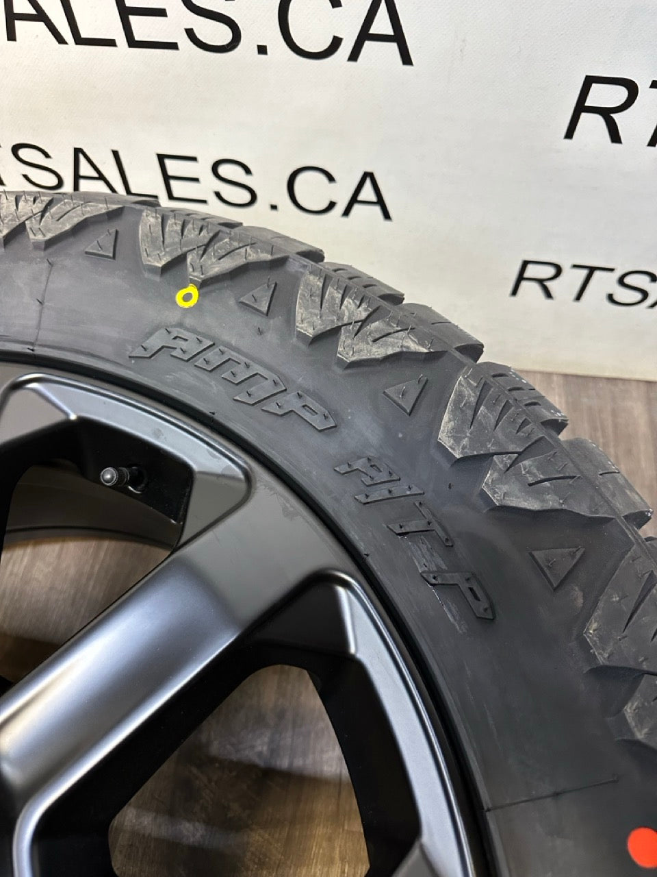 285/60/20 tires 20x8 Dodge Ram 2500/3500 Replika Rims 8x165