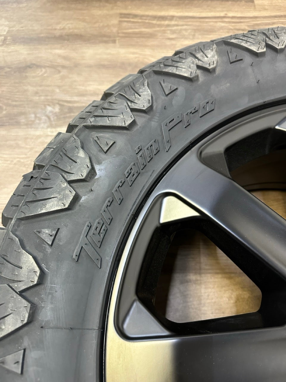 285/60/20 tires 20x8 Dodge Ram 2500/3500 Replika Rims 8x165