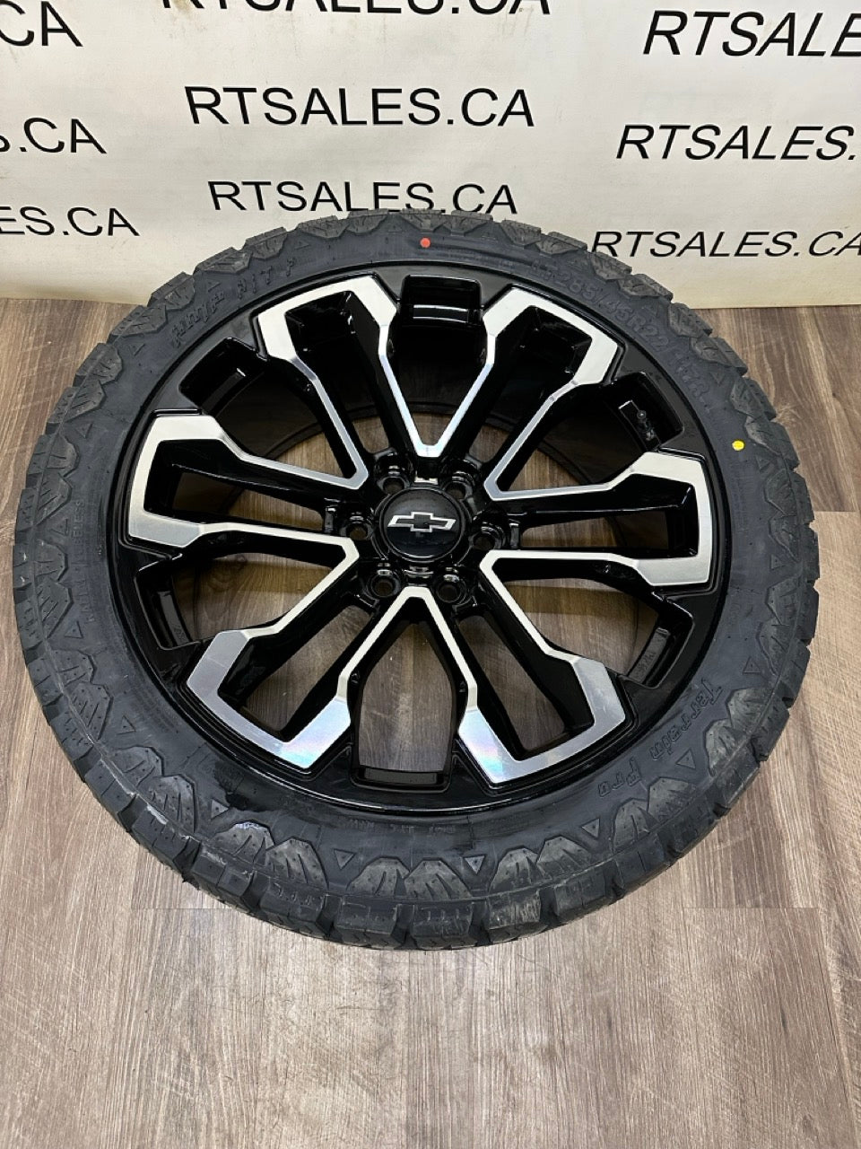 285/45/22 tires 22x9 GMC Chevy 1500 Replika Rims 6x139.7