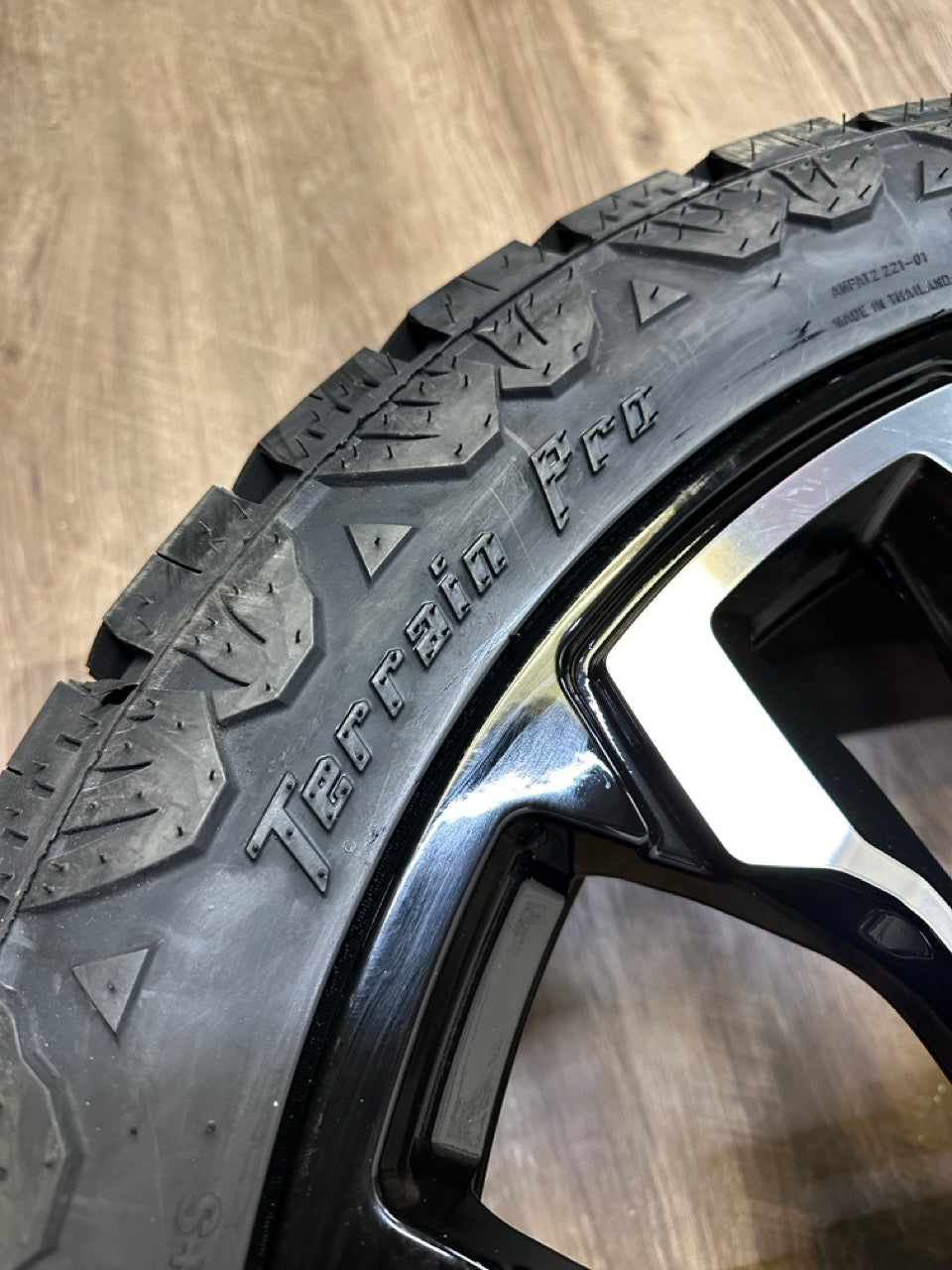 285/45/22 tires 22x9 GMC Chevy 1500 Replika Rims 6x139.7