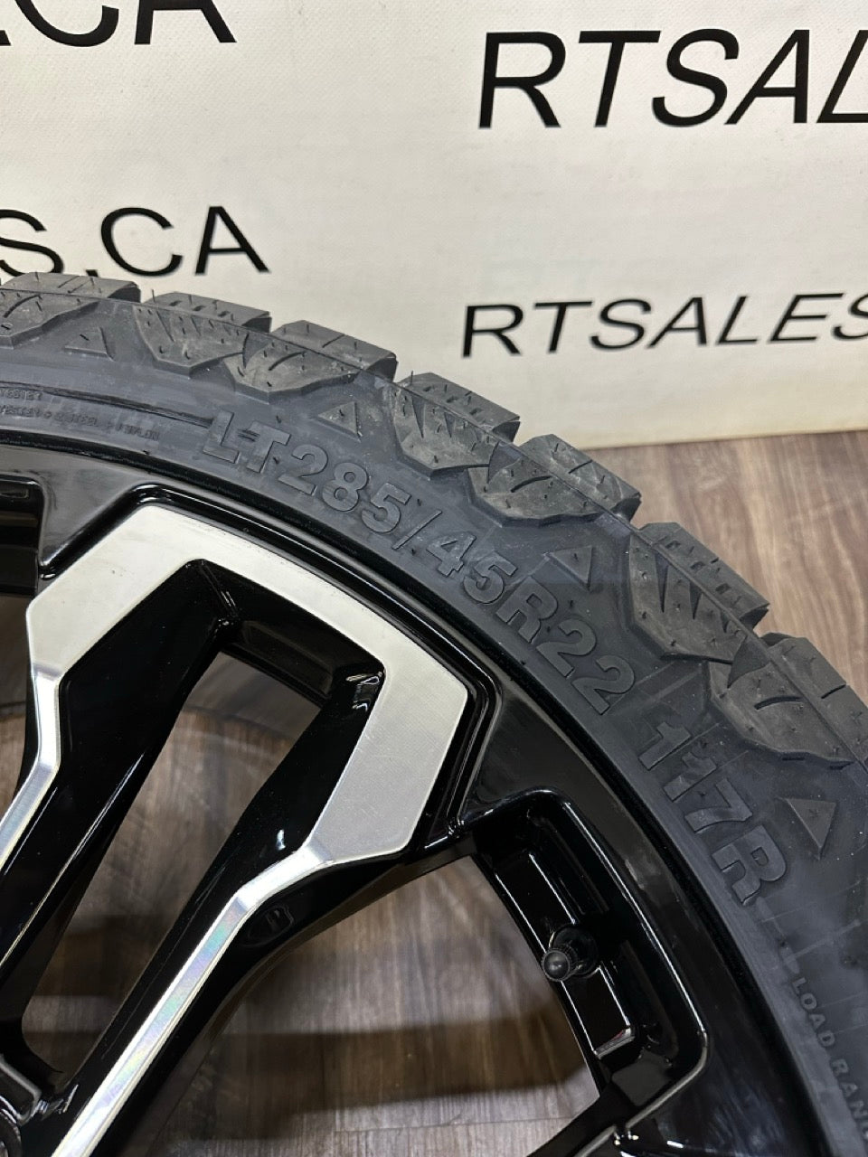 285/45/22 tires 22x9 GMC Chevy 1500 Replika Rims 6x139.7