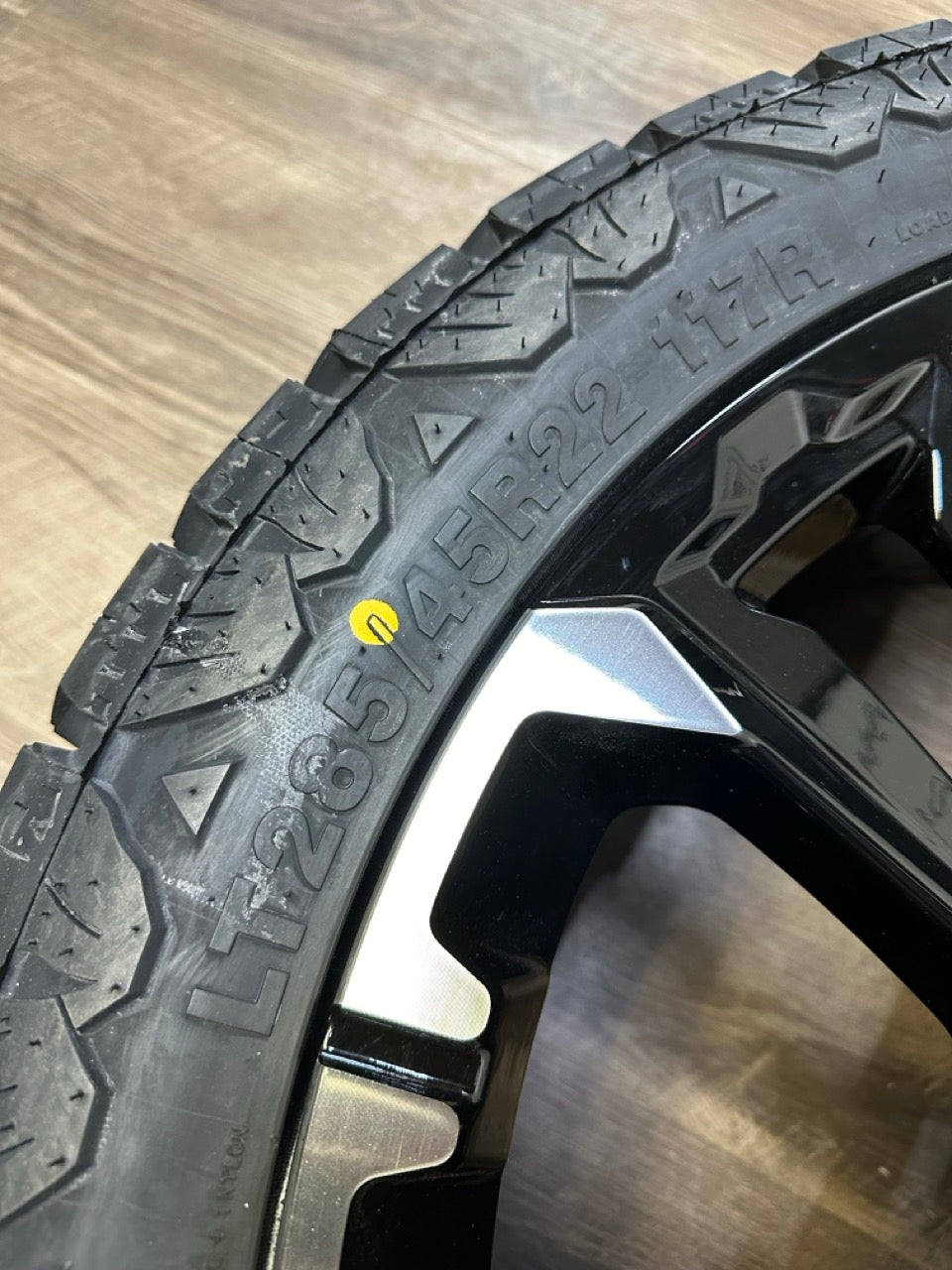 285/45/22 tires 22x9 GMC Chevy 1500 Replika Rims 6x139.7