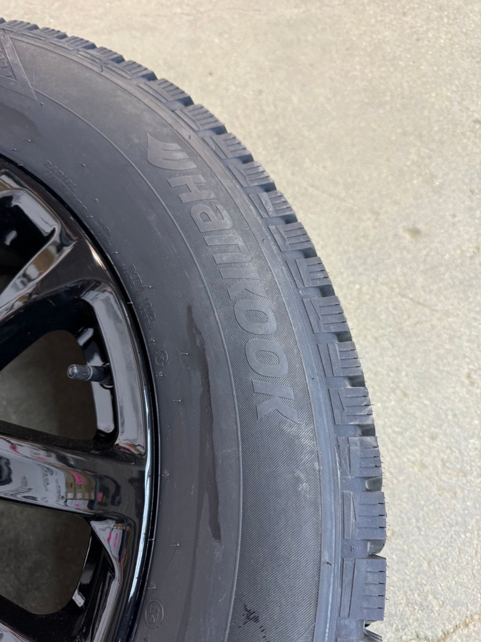 275/60/20 Studded Winter tires on rims Chevy GMC 1500