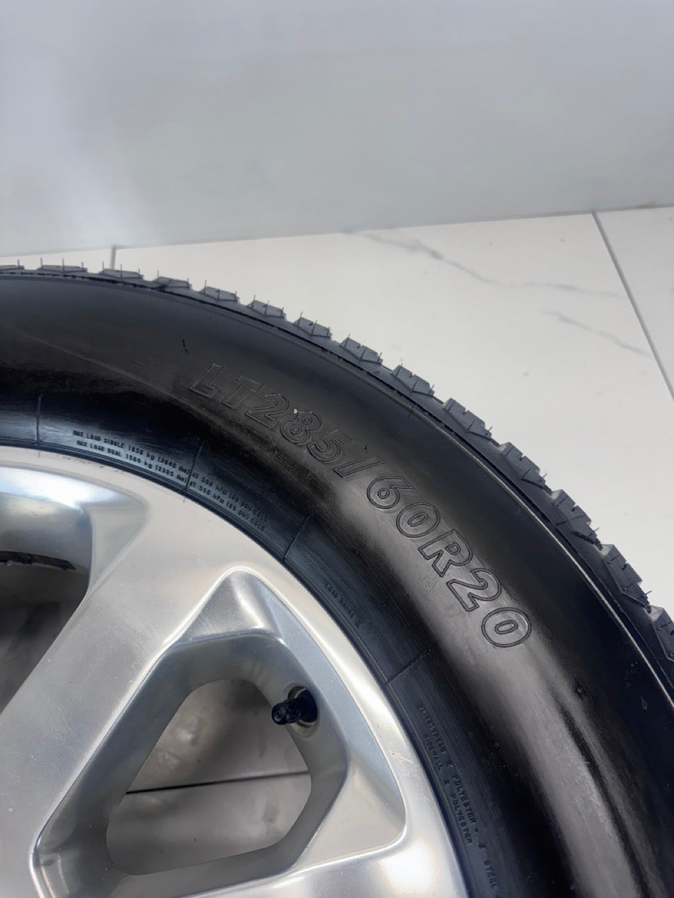 LT 285/60/20 Firestone tires Dodge Ram 2500 3500 rims / 8x165 (Used)