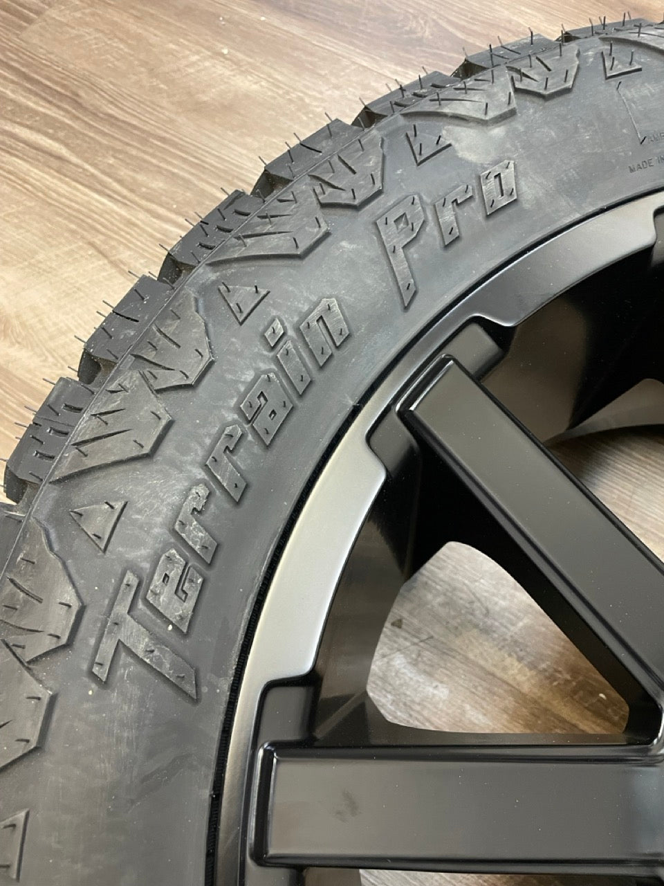 275/55/20 AMP ALL Season tires Fuel 6x135/139 GM RAM FORD