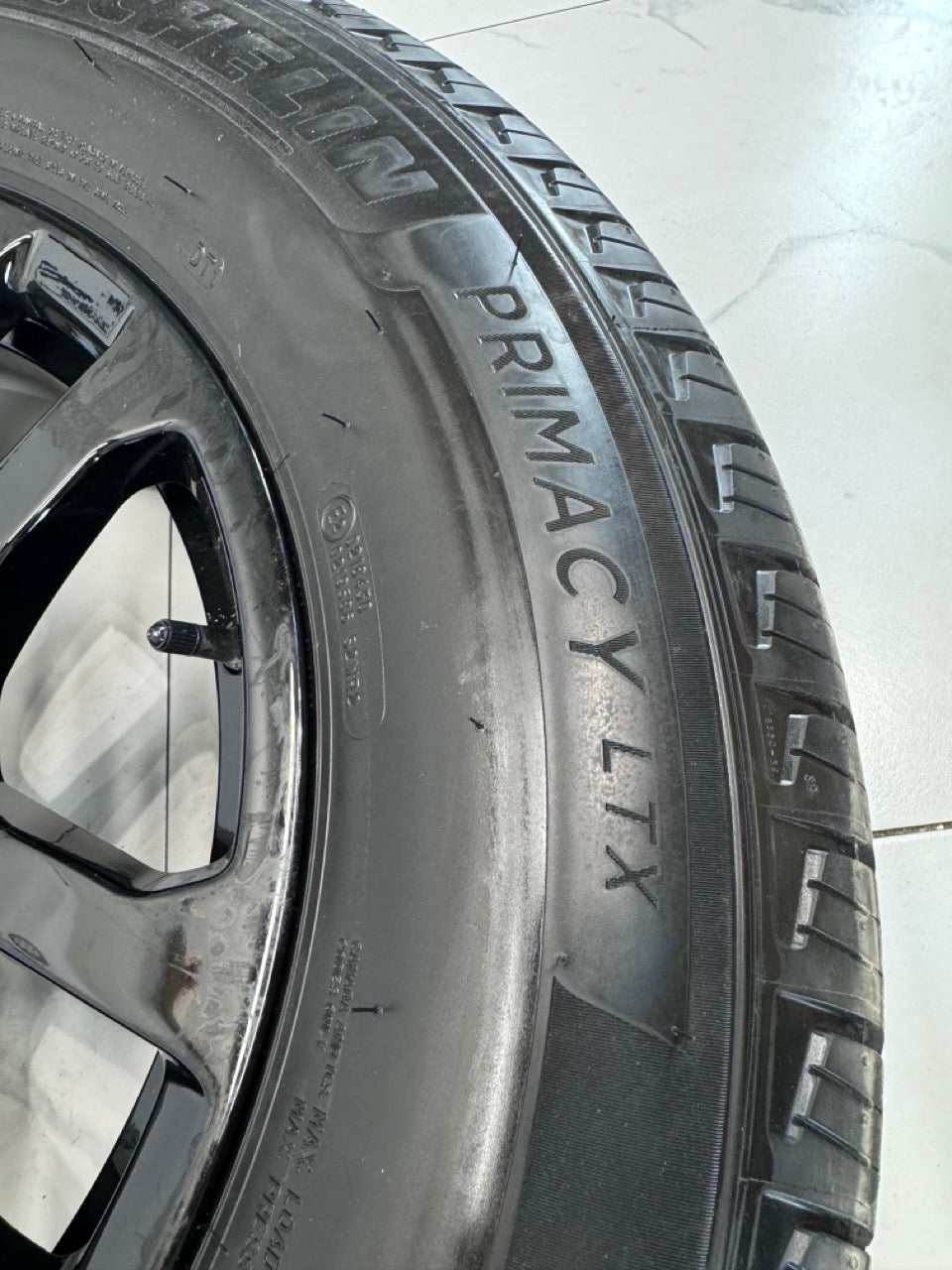 265/65/18 michelin tires 18x8.5 Rims 6x139 Chevy GMC 1500