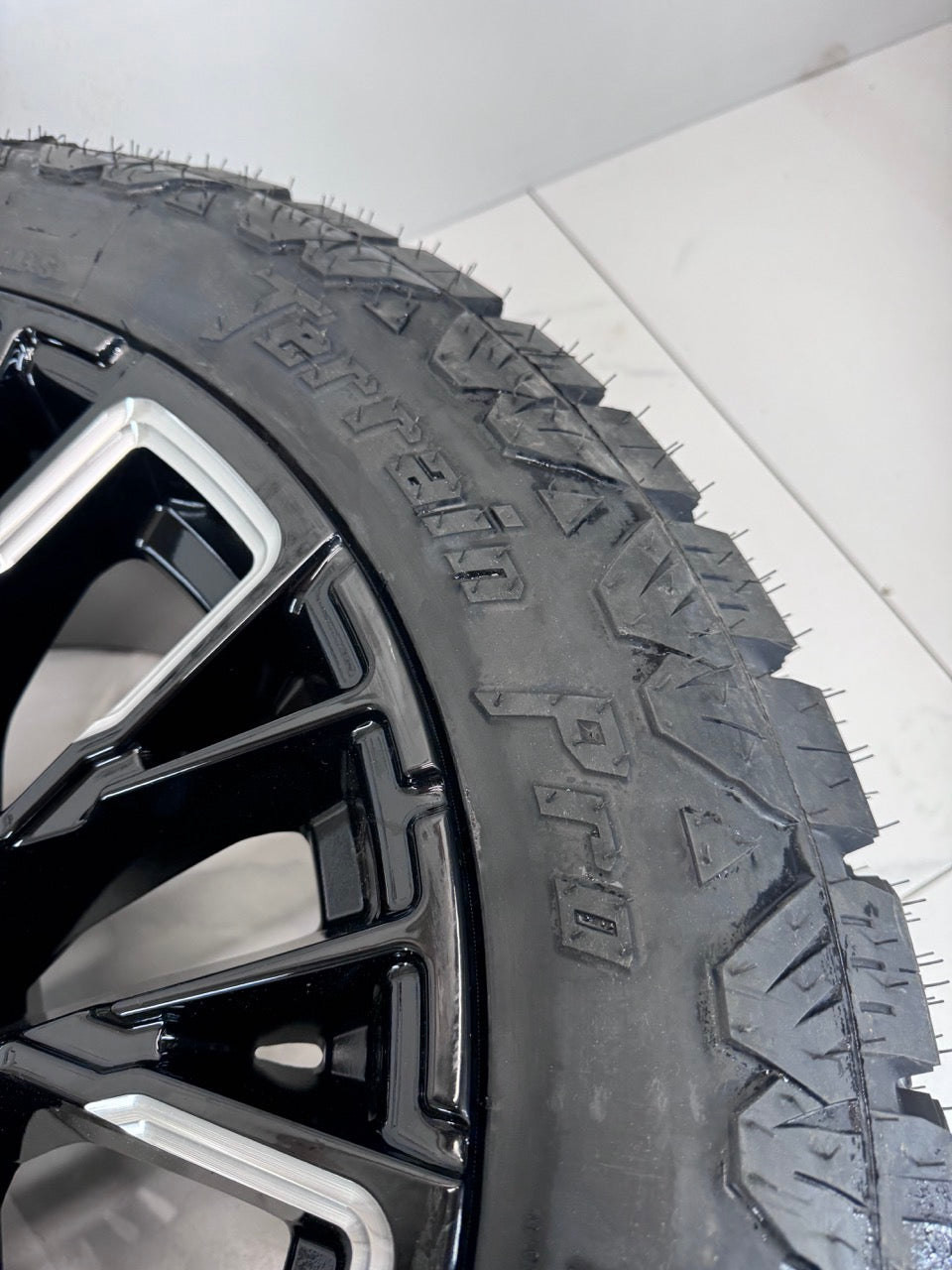 LT 275/55/20 tires 20x10 Fuel Rims 6x135 Ford F150