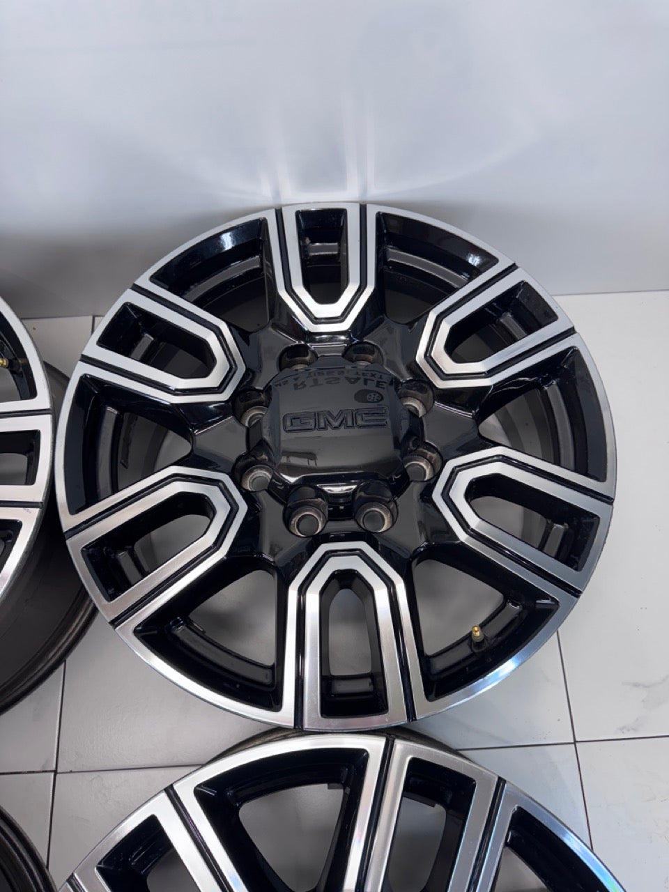 20x8.5 GMC Denali 2500/3500 Rims 8x180 (Used)