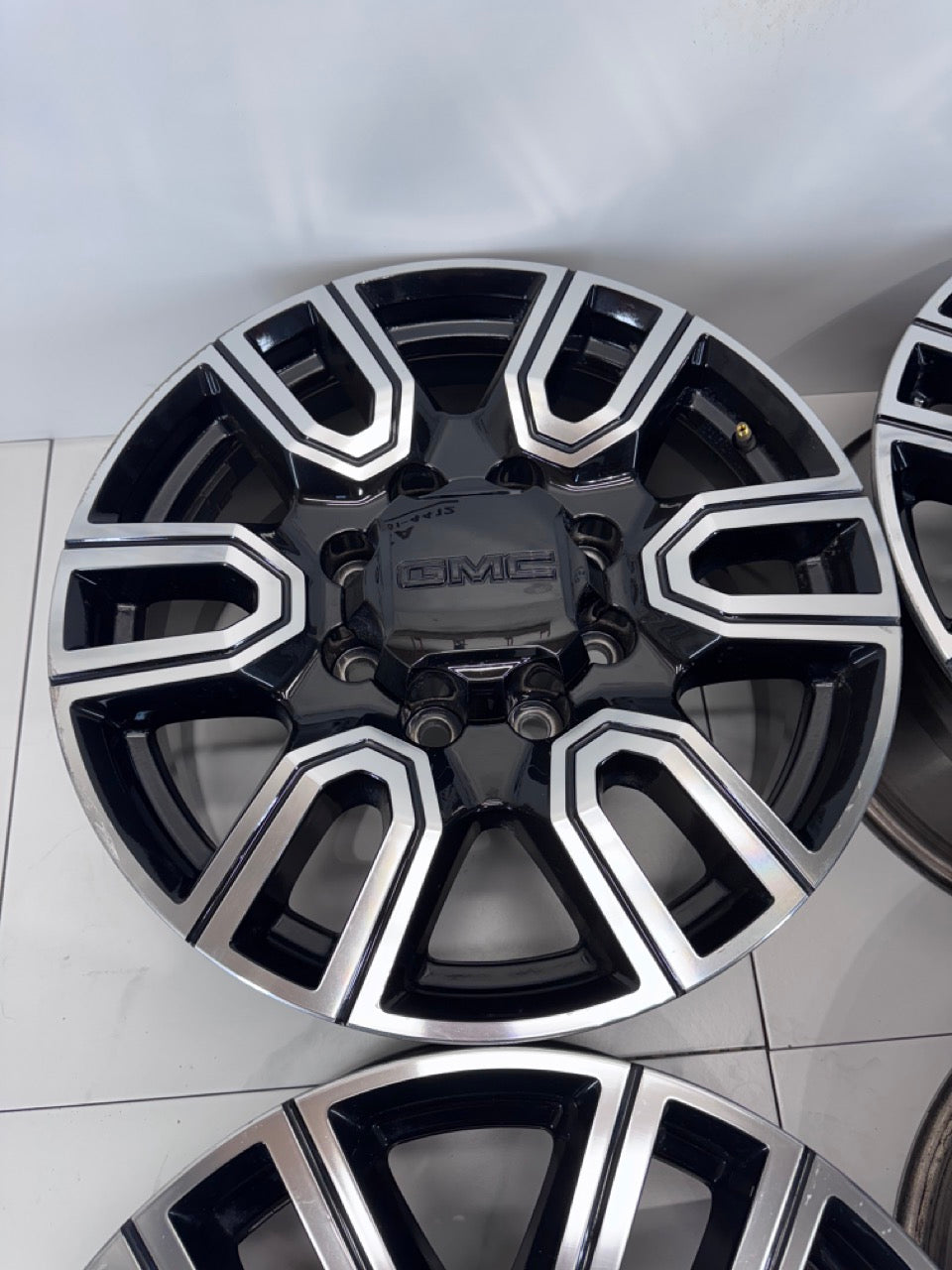 20x8.5 GMC Denali 2500/3500 Rims 8x180 (Used)