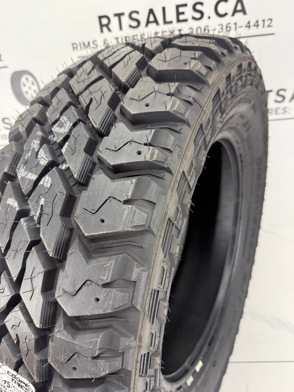 LT 35x12.5x20 Cooper ST MAXX All Season E