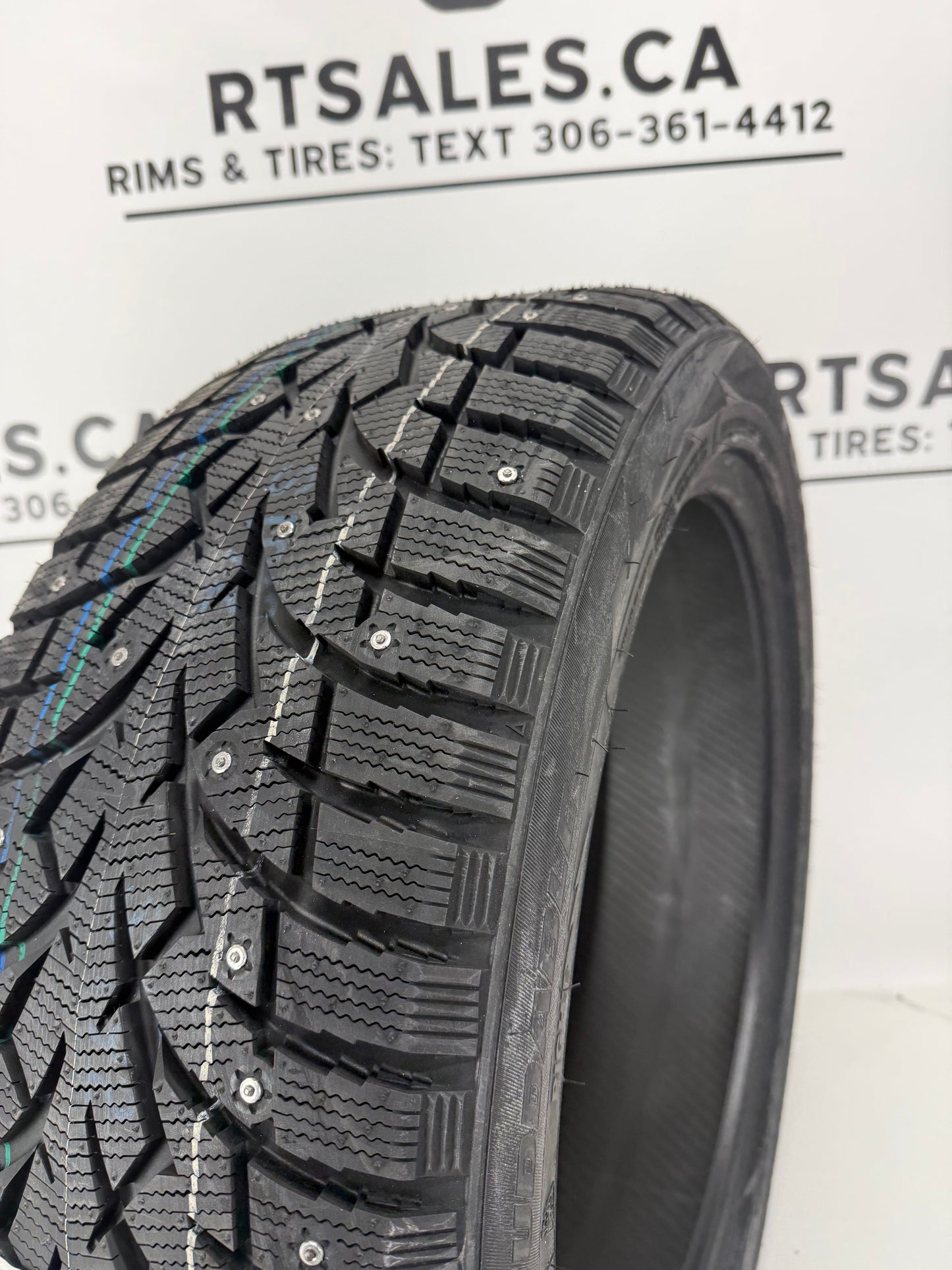 275/60/20 Toyo Observe G3-Ice (Studded) Winter Tires