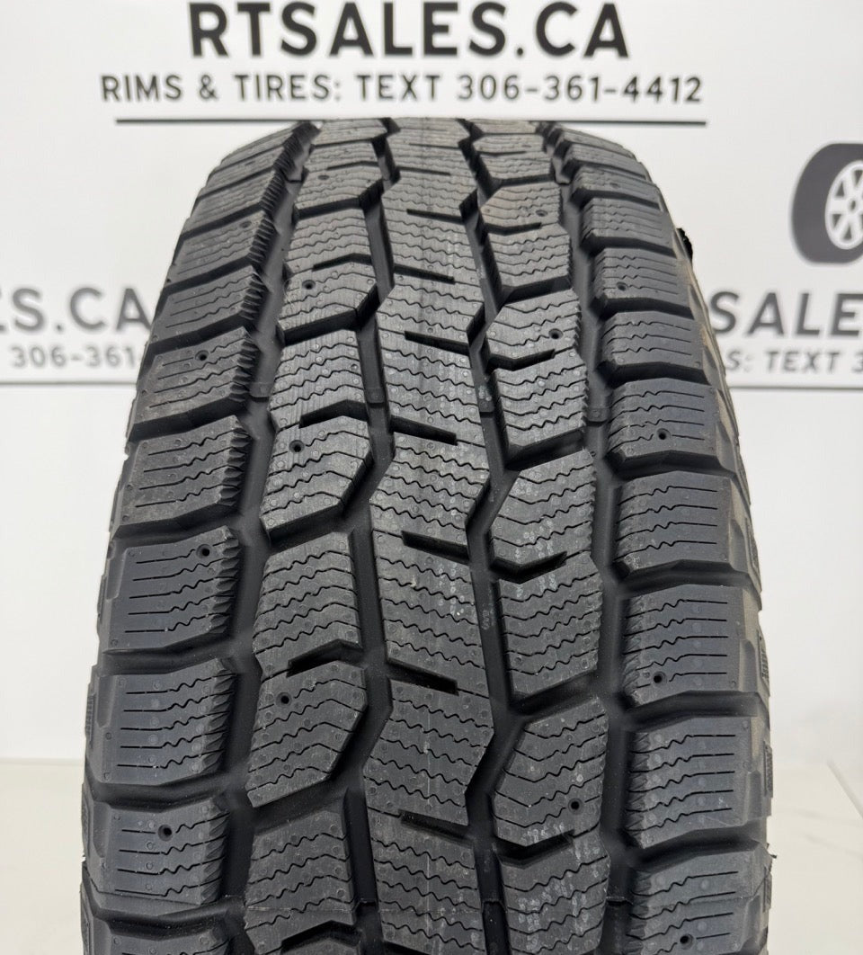 Cooper Discoverer Snow Claw winter tire tread