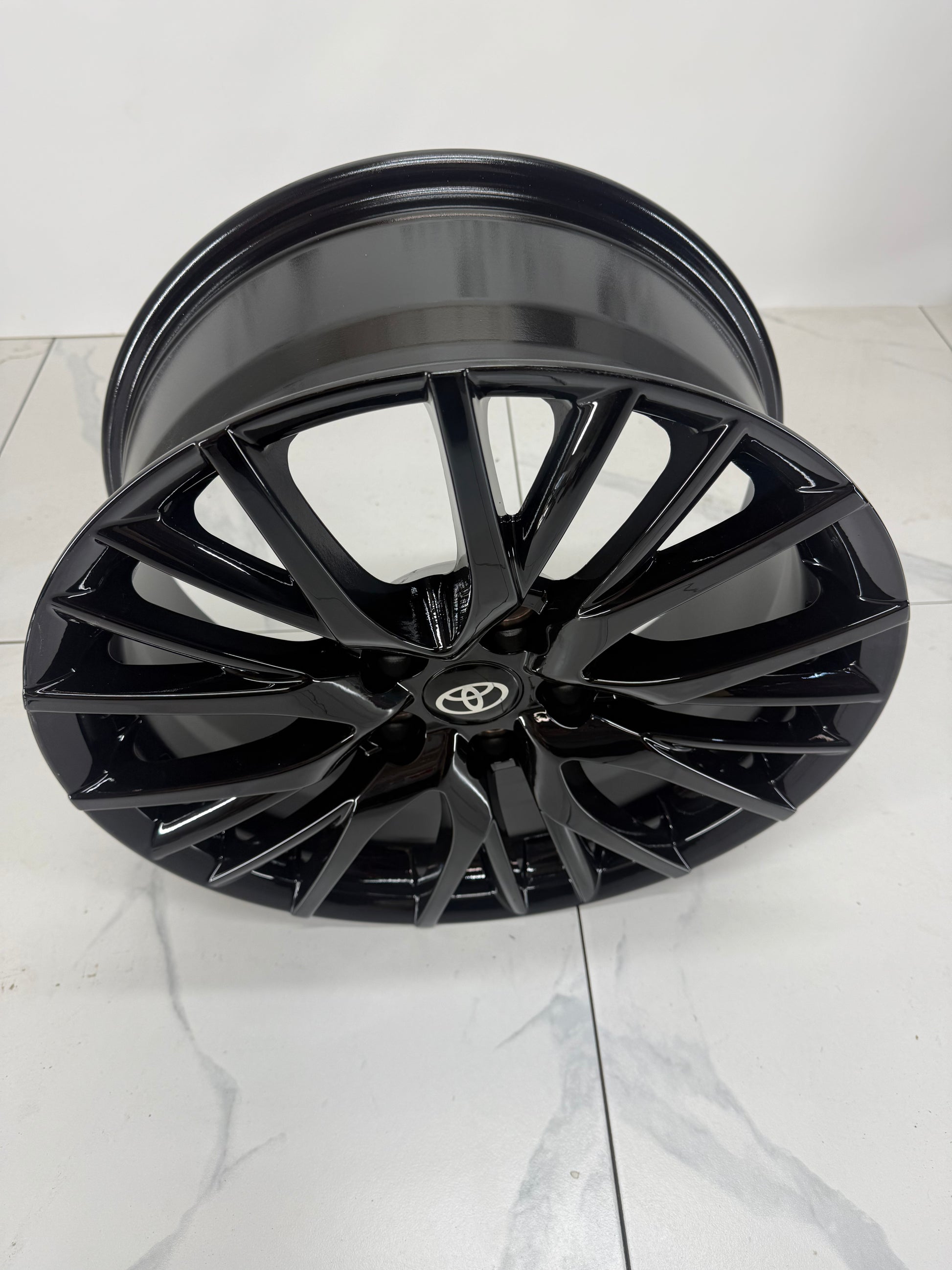 ART Replika 282 gloss black 17-inch rim, angled view