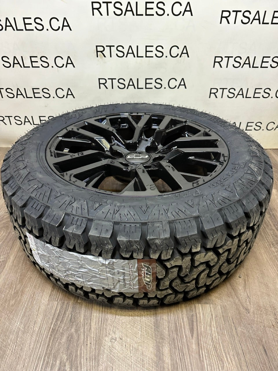 275/55/20 All season tires on rims Chevy GMC 1500 - R&T Sales 