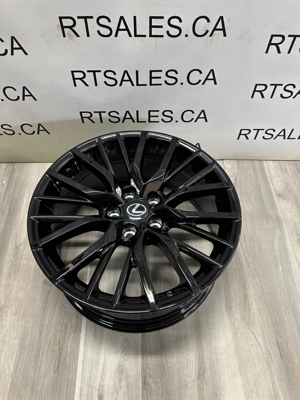 18x8 Replica R224 Rims 5x114.3 Radial Seat Gloss Black