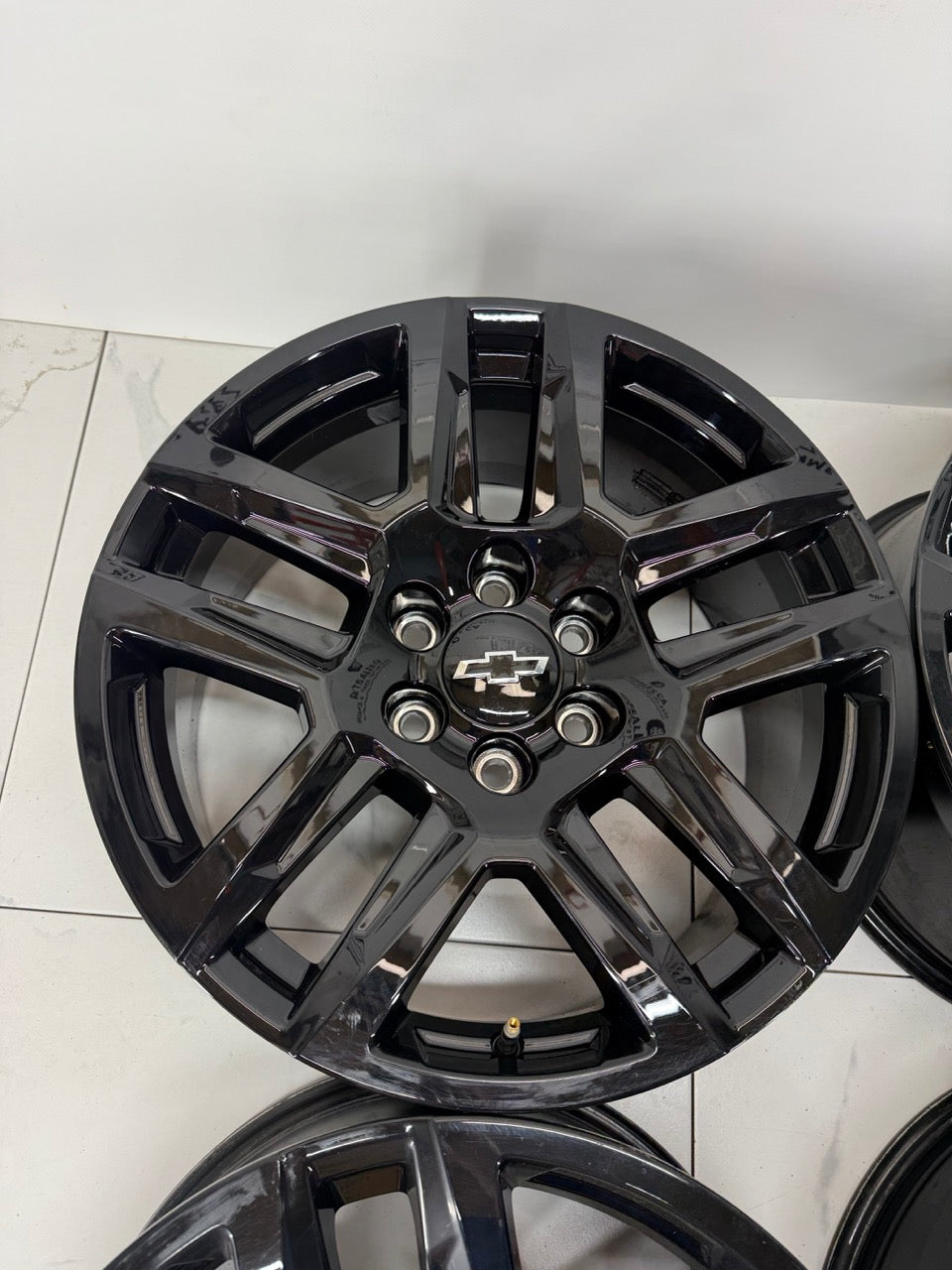20x9 Chevy OEM Rims 6x139.7 (Ligh use) GMC Cadillac