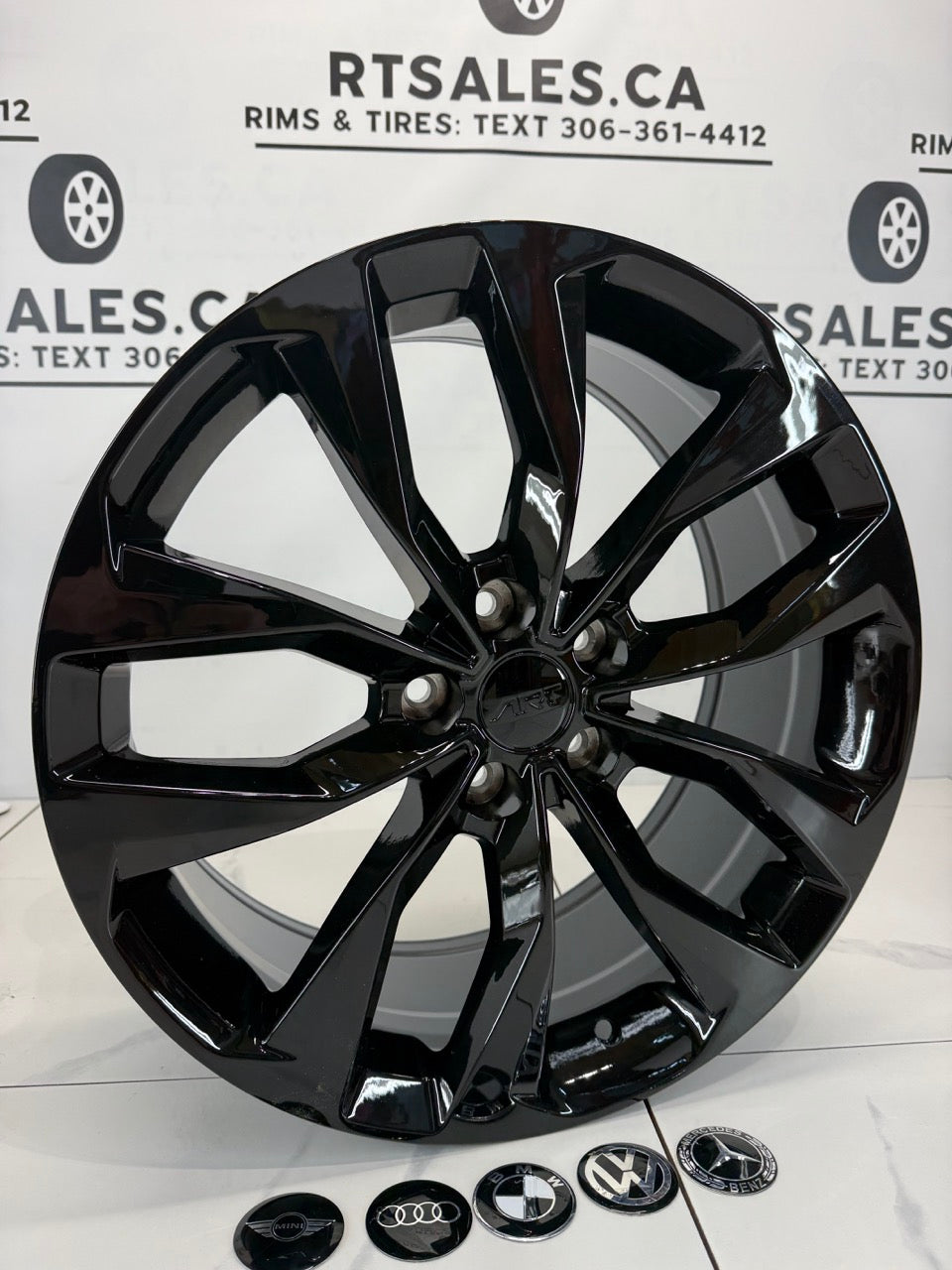 ART Replica ONE R325 gloss black 15-inch rim front view