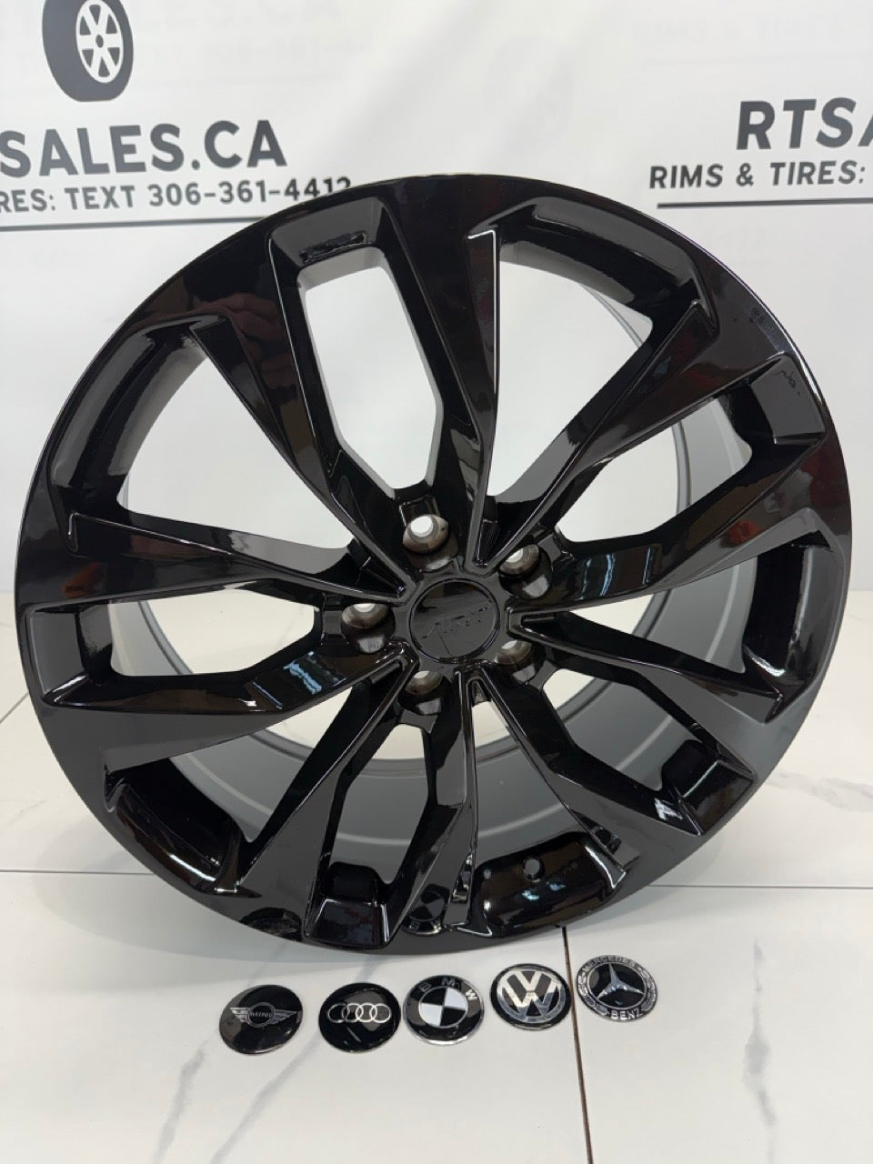 ART Replica ONE R325 gloss black rim angled view