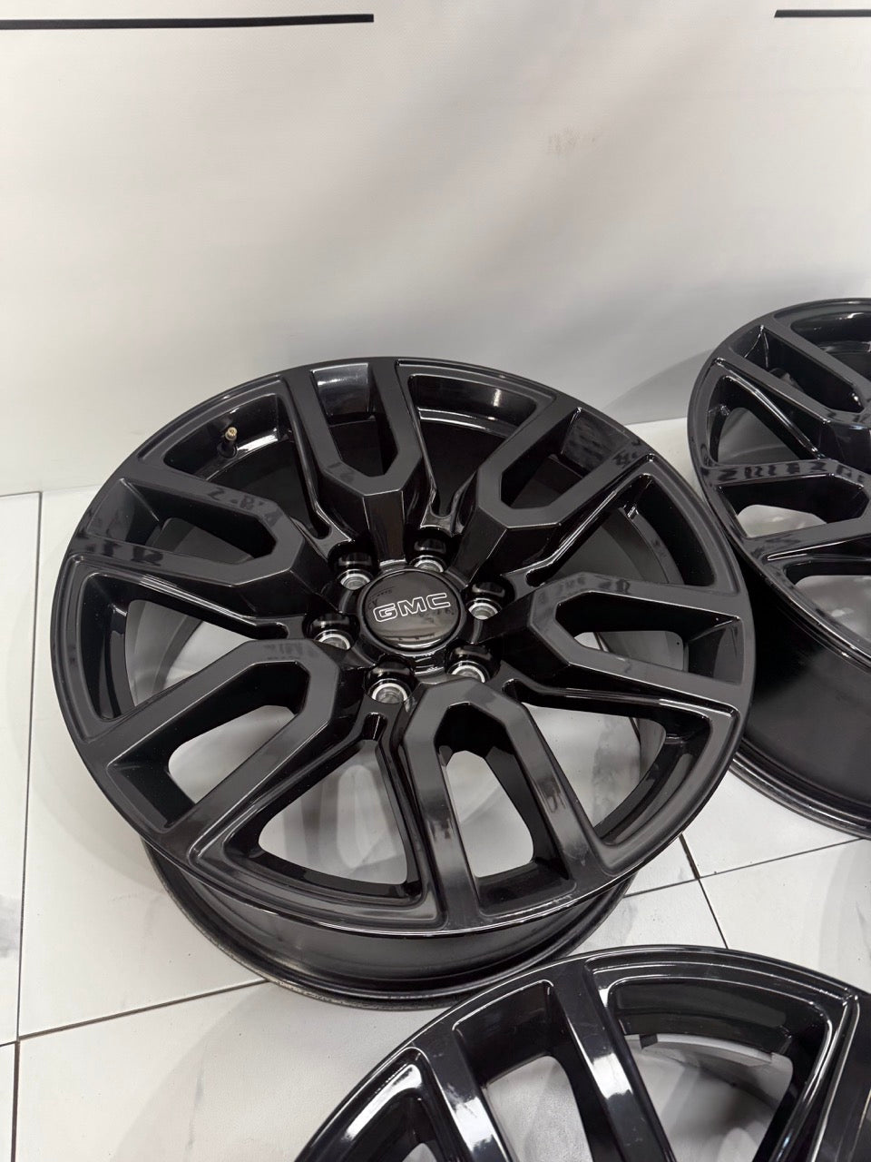 20x9 GMC AT4 OEM Rims 6x139.7 (Light use)