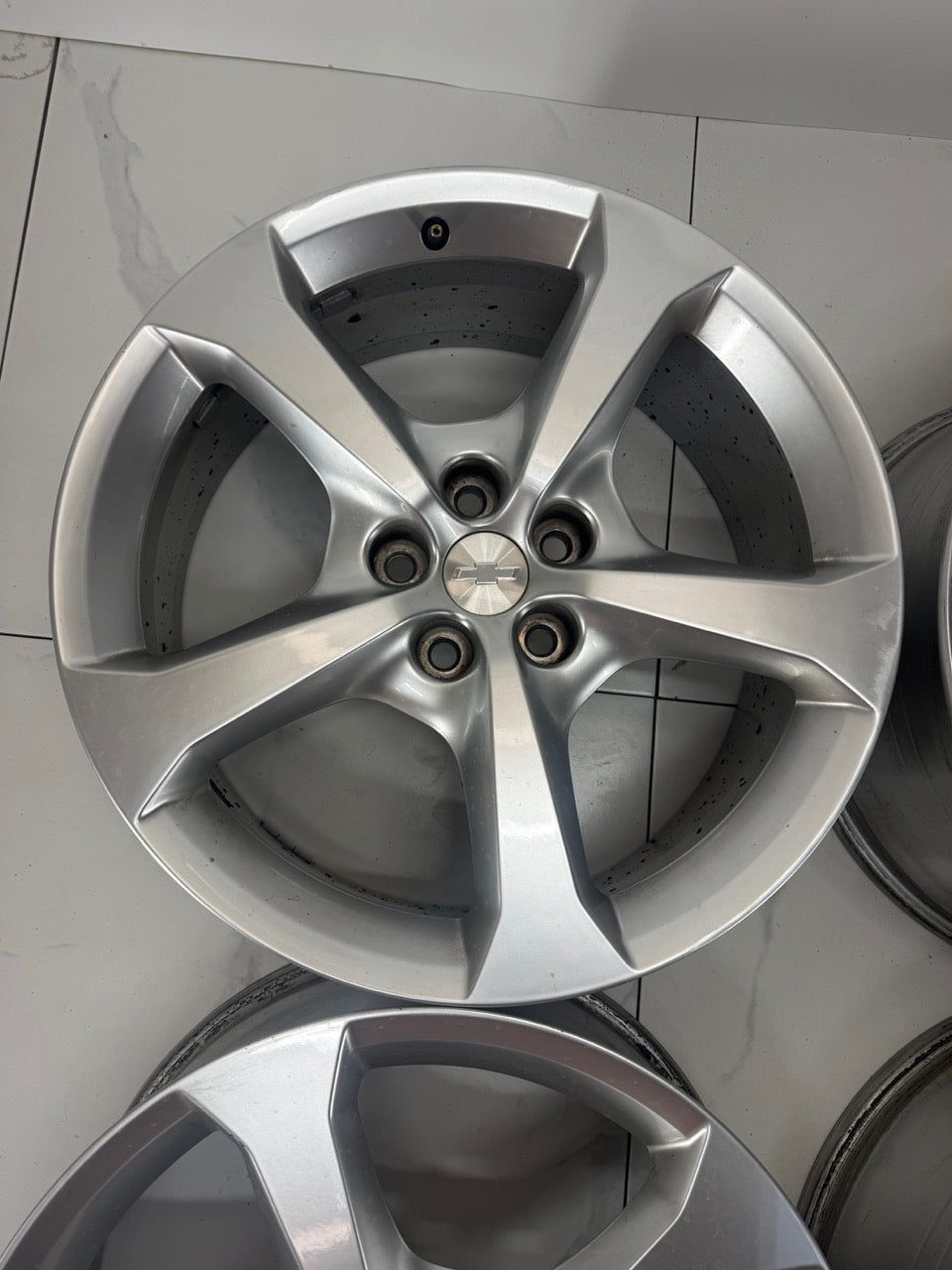 Camaro SS wheel face with Chevy bowtie cap