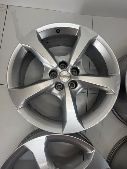 Camaro SS wheel face with Chevy bowtie cap
