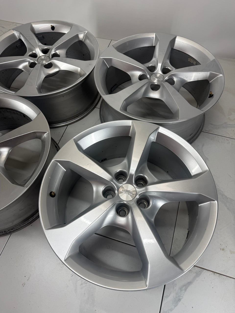Camaro SS staggered wheels 20x8.5 and 20x9.5